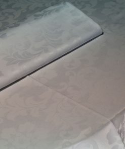 toalha de mesa branca adamascada