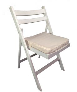 cadeira de madeira branca com coxim bege