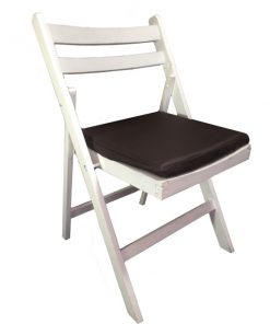 cadeira de madeira branca com coxim em couro