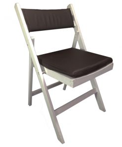 cadeira de madeira branca com coxim e costas em couro