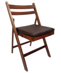 cadeira de madeira mogno com coxim em couro